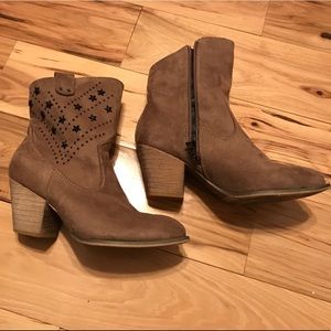 Light Brown short cowgirl boots, 7.5